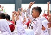 Anggaran Pendidikan Dipangkas, Sekolah Kurang, Masa Depan Anak Dipertaruhkan? Pemotongan anggaran pendidikan menuai kritik! Pengamat khawatir dampaknya ke pembangunan sekolah dan kualitas pendidikan di Indonesia. (Foto: Ilustrasi anak sekolah SD)