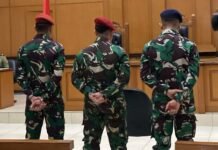 Kasus Penembakan Bos Rental: Sidang Tiga Prajurit TNI AL Ungkap Dugaan Keterlibatan dalam Penggelapan Mobil Tiga prajurit TNI AL menjalani sidang di Pengadilan Militer II-08 Jakarta terkait kasus penembakan bos rental mobil. Mereka didakwa atas pembunuhan berencana dan penadahan. (Foto: Dok. Pengadilan Militer)