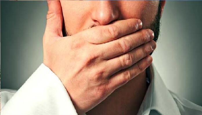 Cara menghadapi omongan jelek menurut Islam. Foto: Istimewa