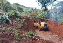 Banjir dan Longsor di Sukabumi: Lima Orang Meninggal, Empat Masih Hilang Alat berat masih berupaya membuka jalan provinsi di lengkong sukabumi yang tertutup longsor (Sumber: dok p2bk)
