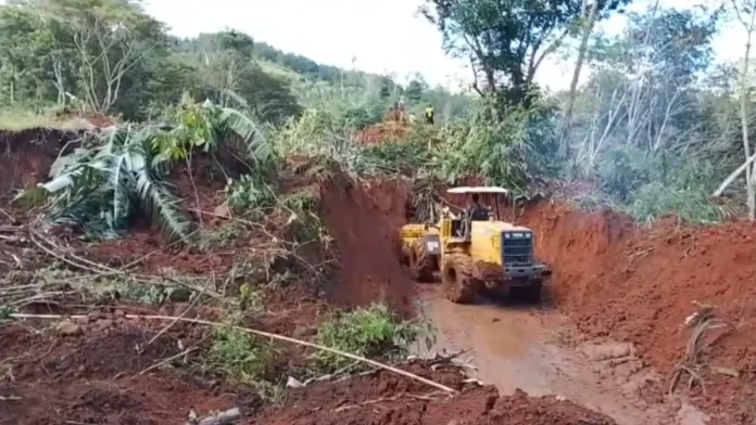 Alat berat masih berupaya membuka jalan provinsi di lengkong sukabumi yang tertutup longsor (Sumber: dok p2bk)
