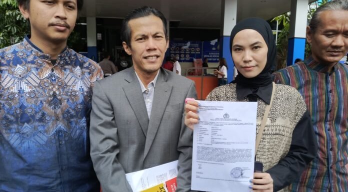 Selebgram Rizki Amelia Polisikan Mantan Karyawan atas Dugaan Penggelapan Rp2,1 Miliar Rizki Amelia didampingi kuasa hukumnya Patra M Zen saat melaporkan kasus dugaan penggelapan Rp2,1 miliar oleh mantan karyawannya ke Polda Metro Jaya. Foto: Istimewa