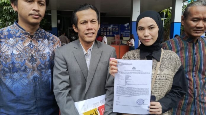 Rizki Amelia didampingi kuasa hukumnya Patra M Zen saat melaporkan kasus dugaan penggelapan Rp2,1 miliar oleh mantan karyawannya ke Polda Metro Jaya. Foto: Istimewa