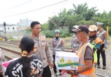 Polres Metro Depok dan Bhayangkari Bagikan Ratusan Takjil kepada Pengguna Jalan