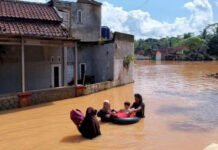 Kisah Warga Selamatkan Diri Saat Banjir Menelan Permukiman di Tasikmalaya banijir
