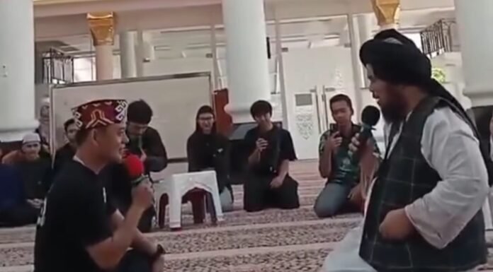 Bobon Santoso Resmi Mualaf, Momen Syahadatnya Viral