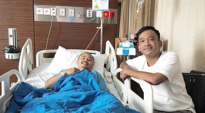 Tangis Haru Rekan Artis Iringi Wendy Cagur ke Rumah Sakit Wendy Cagur
