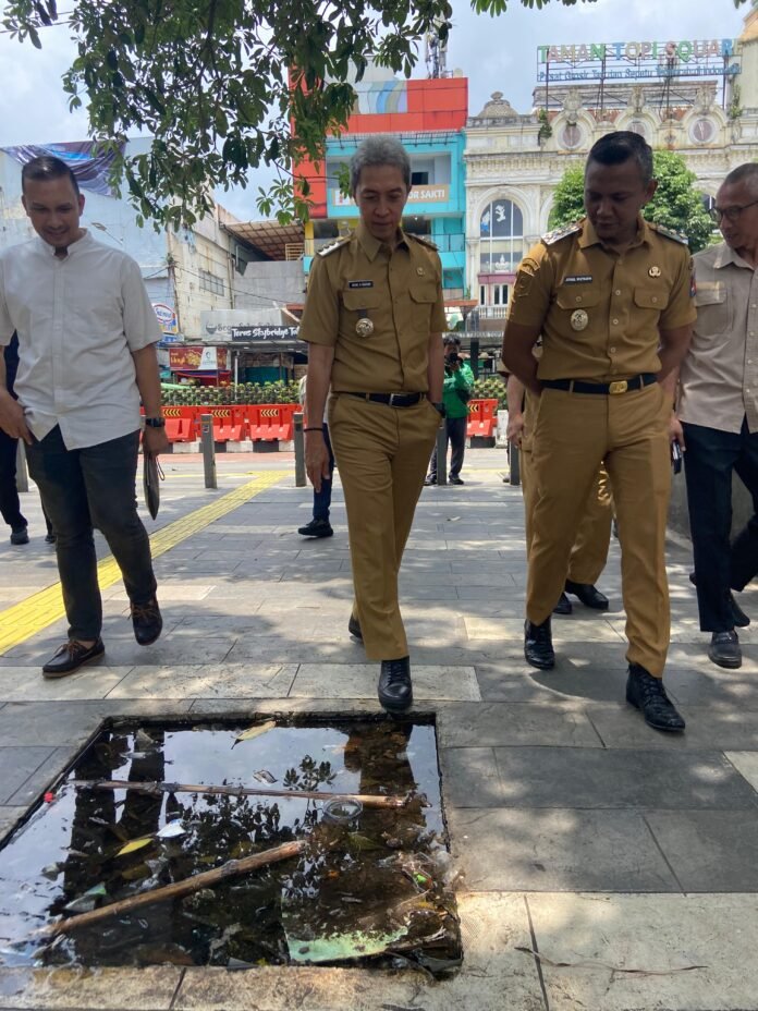 Wali Kota Dedie Rachim dan Wakil Wali Kota Jenal Mutaqin sidak langsung ke Alun-Alun Kota Bogor untuk memastikan kebersihan dan ketertiban tetap terjaga! Foto: Istimewa