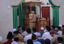 Bogor Jadi Pilot Project MBG, Dedie A. Rachim Sampaikan Langsung Saat Tarling! Wali Kota Bogor, Dedie A. Rachim, melaksanakan tarawih keliling di Masjid Al Barokah dan mengumumkan Kota Bogor sebagai pilot project Program Makan Bergizi Gratis. Foto: Istimewa