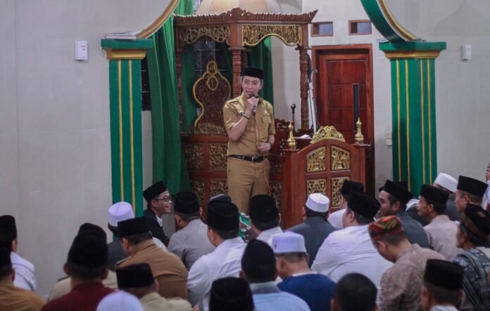 Wali Kota Bogor, Dedie A. Rachim, melaksanakan tarawih keliling di Masjid Al Barokah dan mengumumkan Kota Bogor sebagai pilot project Program Makan Bergizi Gratis. Foto: Istimewa