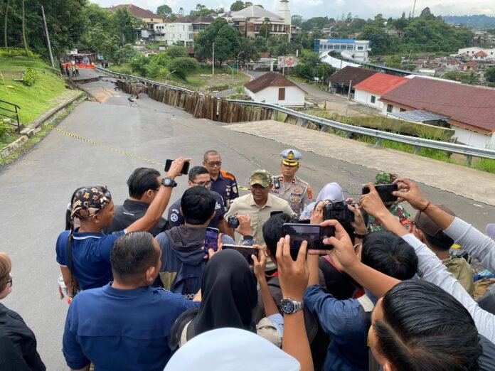 Longsor di Batutulis Bogor menyebabkan akses jalan terputus. Pemerintah segera melakukan langkah penanganan dan rekayasa lalu lintas. Foto: Istimewa