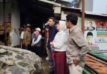 Penetapan Status Darurat Bencana Hidrometeorologi di Kota Bogor Istri Wali Kota Bogor, Yenti Rachim, meninjau lokasi tanah longsor yang merusak rumah warga. Pemerintah Kota Bogor telah menetapkan status darurat bencana hidrometeorologi sebagai langkah cepat dalam penanganan bencana. Foto: Istimewa