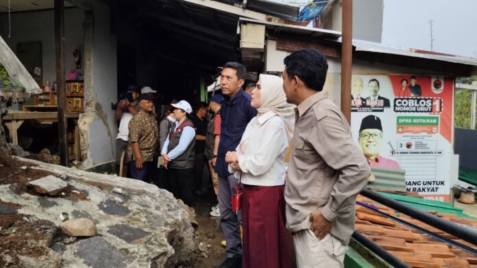 Istri Wali Kota Bogor, Yenti Rachim, meninjau lokasi tanah longsor yang merusak rumah warga. Pemerintah Kota Bogor telah menetapkan status darurat bencana hidrometeorologi sebagai langkah cepat dalam penanganan bencana. Foto: Istimewa