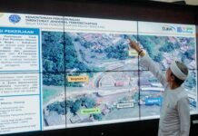 Pemkot Bogor Dorong Penanganan Cepat Longsor di Batutulis Wali Kota Bogor, Dedie A. Rachim, bersama perwakilan BTP Bandung dan Dirjen Perkeretaapian meninjau lokasi longsor di Jalan Saleh Danasasmita, Batutulis, untuk membahas langkah percepatan penanganan dan solusi permanen. Foto: Istimewa