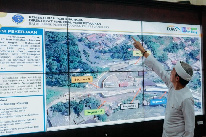Wali Kota Bogor, Dedie A. Rachim, bersama perwakilan BTP Bandung dan Dirjen Perkeretaapian meninjau lokasi longsor di Jalan Saleh Danasasmita, Batutulis, untuk membahas langkah percepatan penanganan dan solusi permanen. Foto: Istimewa