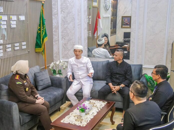 Wali Kota dan Wakil Walikota bersilaturahmi ke kantor Kejaksaan Negeri Kota Bogor. Foto: Istimewa