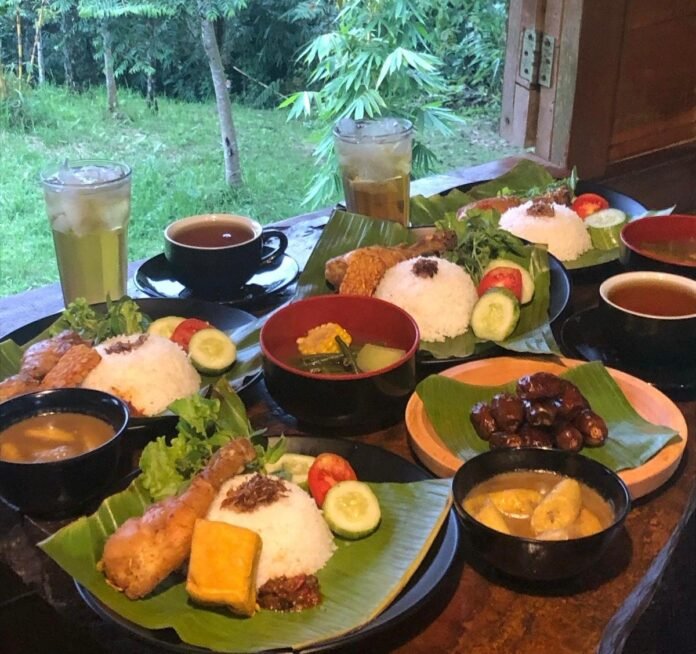 Camilan lezat, dessert manis, dan kopi hangat siap menemani momen santai kamu di Kopi Gede Sukabumi!. Harnas.id