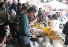 Dedie Rachim Pastikan Stok dan Harga Minyakita Stabil di Kota Bogor Dedie A. Rachim tinjau pasar murah, pastikan warga mudah mendapatkan Minyakita tanpa kelangkaan. Foto: Istimewa