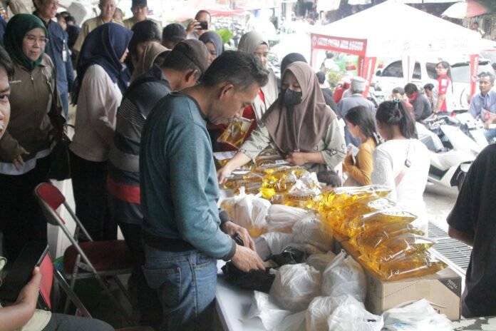 Dedie A. Rachim tinjau pasar murah, pastikan warga mudah mendapatkan Minyakita tanpa kelangkaan. Foto: Istimewa
