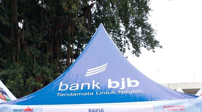 Dedie Rachim Borong Produk UMKM di Balkot Ramadhan Fest 2025 Wali Kota Bogor, Dedie A. Rachim, memborong produk UMKM di Balkot Ramadhan Fest 2025 yang digelar di Plaza Balai Kota Bogor. Foto: Harnas.id