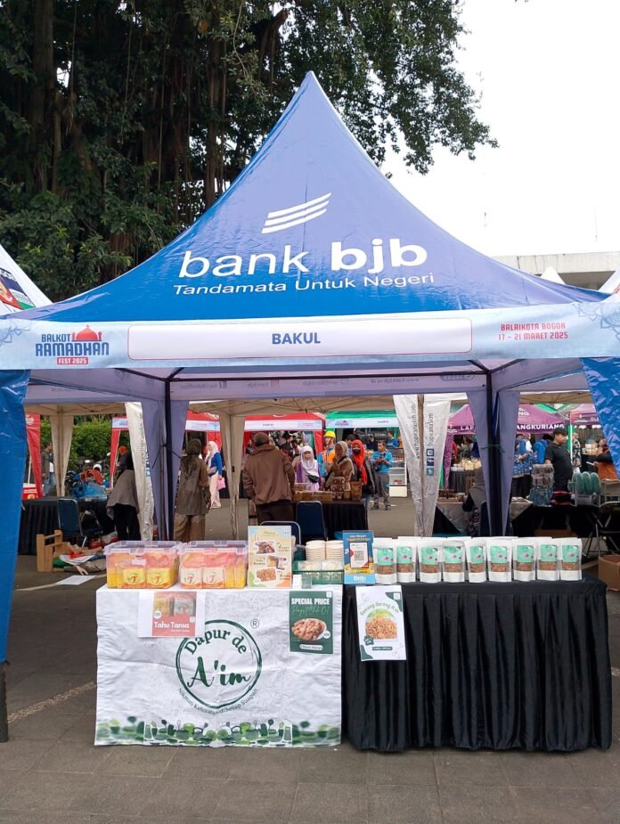 Wali Kota Bogor, Dedie A. Rachim, memborong produk UMKM di Balkot Ramadhan Fest 2025 yang digelar di Plaza Balai Kota Bogor. Foto: Harnas.id