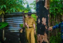 Pemkot Bogor Bentuk Tim untuk Buka Akses Jalan Baru di Danasasmita Wali Kota Bogor, Dedie A. Rachim, meninjau lokasi longsor di Jalan Danasasmita sambil merencanakan pembukaan akses jalan baru untuk mengatasi dampak bencana dan memperlancar mobilitas warga. Foto: Istimewa