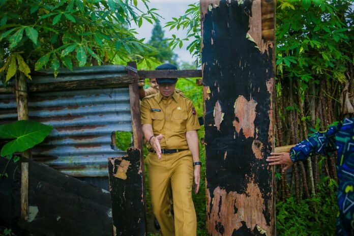 Wali Kota Bogor, Dedie A. Rachim, meninjau lokasi longsor di Jalan Danasasmita sambil merencanakan pembukaan akses jalan baru untuk mengatasi dampak bencana dan memperlancar mobilitas warga. Foto: Istimewa