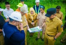 Pemkot Bogor Siapkan Jalur Baru di Batutulis untuk Cegah Longsor Berulang Wali Kota Bogor, Dedie A. Rachim, bersama jajaran perangkat daerah meninjau lokasi rencana jalur baru di Batutulis untuk menggantikan Jalan Saleh Danasasmita yang terdampak longsor. Foto: Istimewa