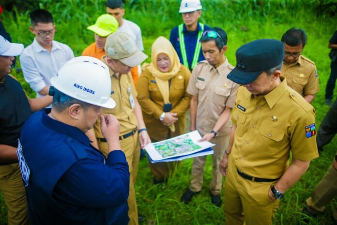 Wali Kota Bogor, Dedie A. Rachim, bersama jajaran perangkat daerah meninjau lokasi rencana jalur baru di Batutulis untuk menggantikan Jalan Saleh Danasasmita yang terdampak longsor. Foto: Istimewa