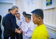 Pemerintah Kota Bogor Berikan Santunan kepada 16 Korban Bencana Alam Wali Kota Bogor, Dedie A. Rachim, secara simbolis menyerahkan santunan kepada korban bencana alam di Paseban Suradipati, Balai Kota Bogor, sebagai bentuk kepedulian pemerintah terhadap warganya. Foto: Istimewa