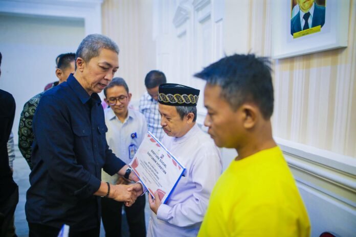 Santunan Wali Kota Bogor, Dedie A. Rachim, secara simbolis menyerahkan santunan kepada korban bencana alam di Paseban Suradipati, Balai Kota Bogor, sebagai bentuk kepedulian pemerintah terhadap warganya. Foto: Istimewa