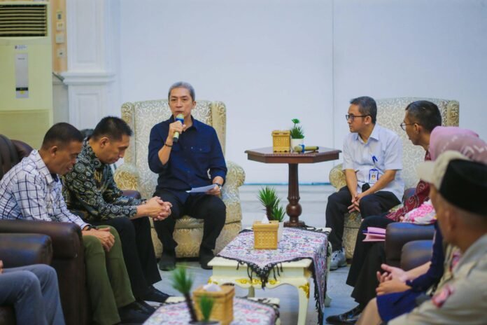 Persiapan idul fitri Wali Kota Bogor, Dedie A. Rachim, memimpin rapat pimpinan di Balai Kota Bogor, membahas infrastruktur dan kesiapan kota menjelang Idul Fitri 1446 H. Foto: Istimewa