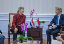 Bogor dan Belanda Perkuat Kerja Sama Wisata Sejarah untuk Dorong Pariwisata Wali Kota Bogor, Dedie A. Rachim, bersama Dubes Belanda untuk Indonesia, H.E. Marc Gerritsen, membahas peluang kerja sama wisata sejarah di Balai Kota Bogor. Foto: Istimewa