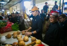 Jelang Lebaran, Dedie Rachim Sidak Pasar Jambu Dua: Pastikan Stok dan Harga Bahan Pokok Stabil Dedie Rachim pantau harga pangan di Pasar Jambu Dua Kota Bogor, Kamis (27/3). Foto: Istimewa