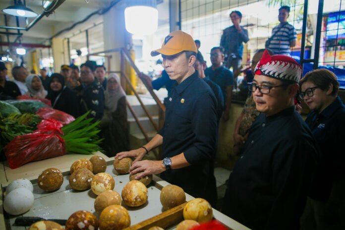 Dedie Rachim pantau harga pangan di Pasar Jambu Dua Kota Bogor, Kamis (27/3). Foto: Istimewa
