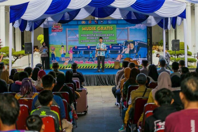 Mudik Gratis Wali Kota Bogor, Dedie A. Rachim, bersama Forkopimda Kota Bogor melepas 295 peserta mudik gratis Idulfitri 1446 H di Balai Kota Bogor, Jumat (28/3/2025). Foto: Istimewa