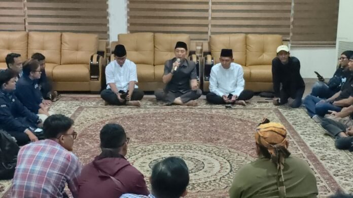 Wali Kota Bogor, Dedie A. Rachim, berdialog dengan jurnalis di Rumah Dinas Wali Kota Bogor, membahas langkah konkret untuk menjaga ketertiban dan keamanan kota. Foto: Istimewa