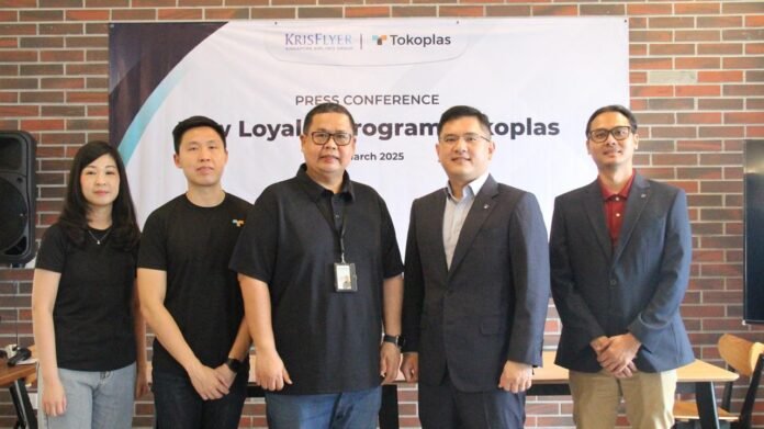 CEO PT Tokoplas Ecommerce Indonesia, Antoni Gunawan, saat mengumumkan peluncuran program loyalitas hasil kolaborasi dengan Singapore Airlines. Foto: Istimewa