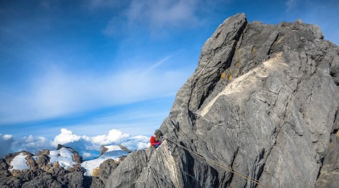 Gunung Carstensz: Pendakian Ekstrem yang Menuntut Kesiapan Teknis dan Fisik Gunung Carstensz, satu-satunya climbing peak dalam Seven Summit, menawarkan tantangan ekstrem bagi pendaki berpengalaman. Foto: Istimewa