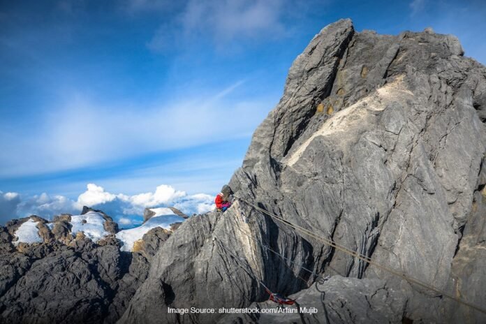 Gunung Carstensz, satu-satunya climbing peak dalam Seven Summit, menawarkan tantangan ekstrem bagi pendaki berpengalaman. Foto: Istimewa