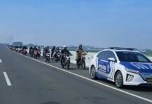 Banjir Bekasi: Pemotor Diizinkan Melintas Tol Gabus dalam Situasi Darurat Ratusan pengendara motor diizinkan melintasi Tol Gabus akibat banjir yang merendam jalan arteri di Bekasi. Polisi melakukan pengawalan penuh untuk memastikan keselamatan para pemotor. Foto: Istimewa