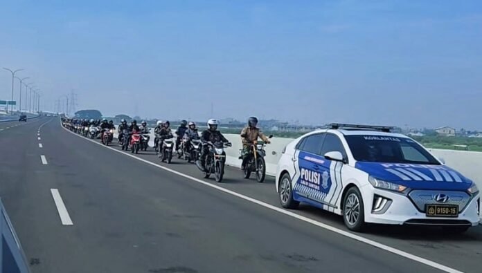 Ratusan pengendara motor diizinkan melintasi Tol Gabus akibat banjir yang merendam jalan arteri di Bekasi. Polisi melakukan pengawalan penuh untuk memastikan keselamatan para pemotor. Foto: Istimewa