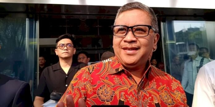 Hasto Kristiyanto menghadiri sidang praperadilan di Pengadilan Negeri Jakarta Selatan, Senin (3/3/2025), terkait kasus dugaan suap PAW DPR dan perintangan penyidikan. Sidang ini ditunda atas permintaan KPK. Foto: Istimewa