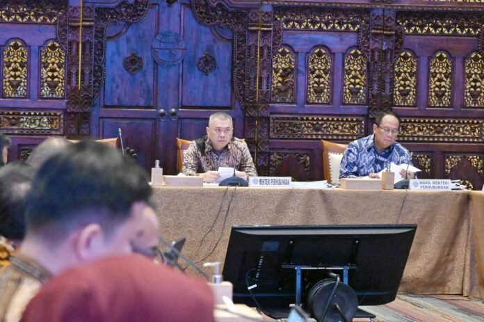 Menhub Dudy Purwagandhi memimpin Rapat Koordinasi Persiapan Angkutan Lebaran 2025 bersama kementerian dan stakeholder transportasi di Kantor Kemenhub, Jakarta. Foto: Kemenhub