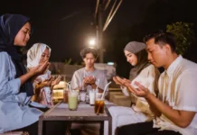 Keutamaan Sahur dalam Islam dan Hadis Lengkapnya Makan sahurlah, karena dalam sahur terdapat keberkahan." (HR. Bukhari & Muslim) Foto: Istimewa