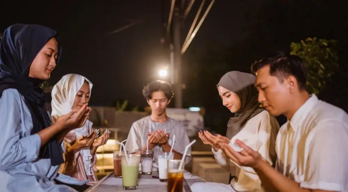 Keutamaan Sahur dalam Islam dan Hadis Lengkapnya Makan sahurlah, karena dalam sahur terdapat keberkahan." (HR. Bukhari & Muslim) Foto: Istimewa