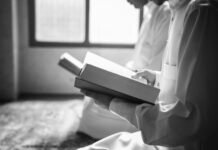 Keutamaan Membaca Al-Qur’an di Bulan Ramadan: Ladang Pahala Berlipat Ganda Menyambut Ramadan dengan memperbanyak membaca Al-Qur’an, mendekatkan diri kepada Allah, dan meraih pahala yang berlipat ganda. Foto: Istimewa