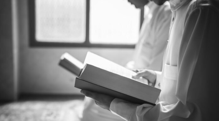 Keutamaan Membaca Al-Qur’an di Bulan Ramadan: Ladang Pahala Berlipat Ganda Menyambut Ramadan dengan memperbanyak membaca Al-Qur’an, mendekatkan diri kepada Allah, dan meraih pahala yang berlipat ganda. Foto: Istimewa