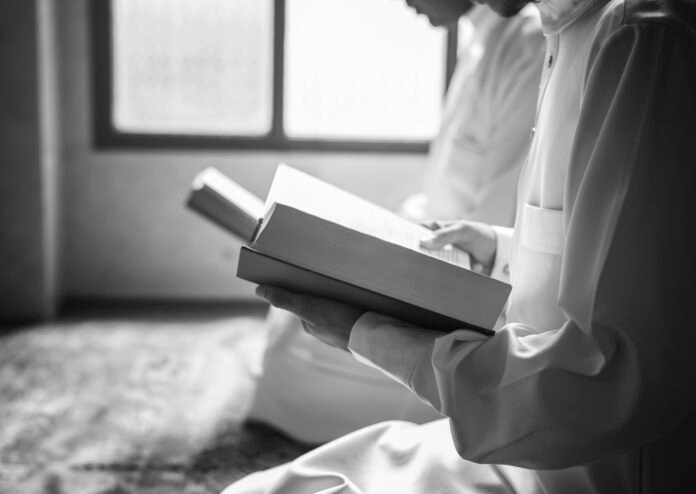 Muslims reading from the quran Menyambut Ramadan dengan memperbanyak membaca Al-Qur’an, mendekatkan diri kepada Allah, dan meraih pahala yang berlipat ganda. Foto: Istimewa