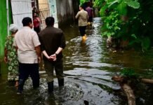 Prabowo Tinjau Banjir di Bekasi, Berbuka Puasa Bersama Warga Terdampak Presiden Prabowo Subianto meninjau lokasi banjir di Babelan, Bekasi, menyapa warga terdampak, dan menyerahkan bantuan saat berbuka puasa bersama. Foto: Biro Pers